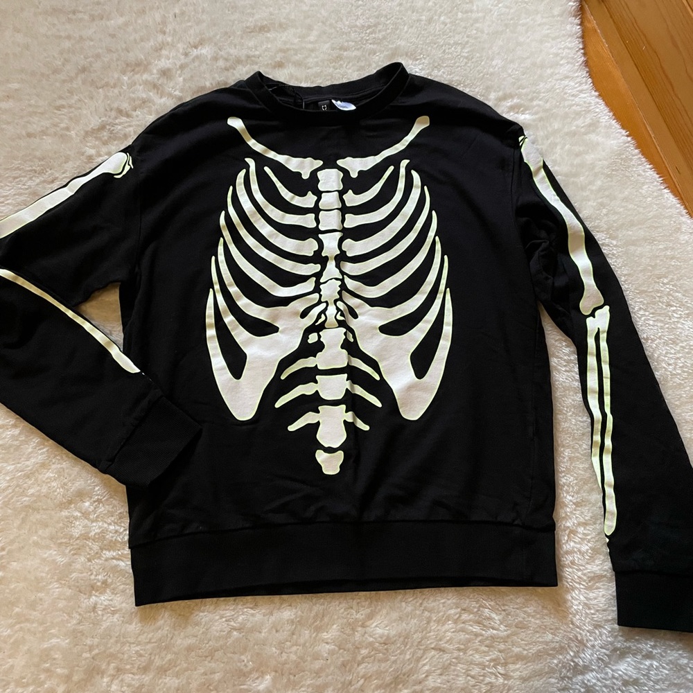 H&M small sweater bones in white outlined in green